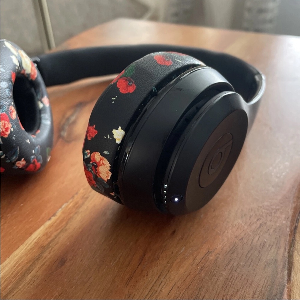 Beats Solo 3 True Wireless On-Ear Headphones - Matte Black